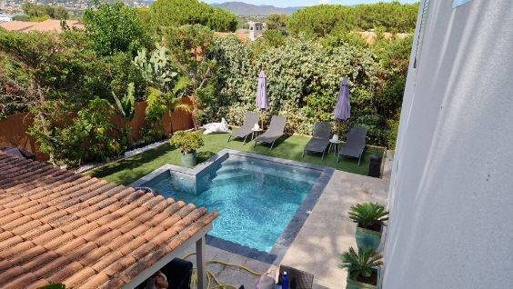 Aménagement d’un jardin avec la pose d’une pelouse synthétique et la création d’un massif à Hyères 83