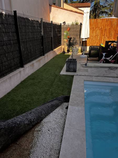Reprise de pelouse artificielle dans un jardin