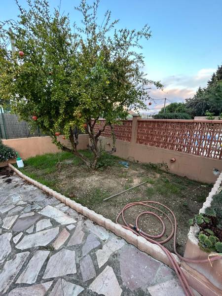 Jardin avant nettoyage et pose d'un gazon artificiel