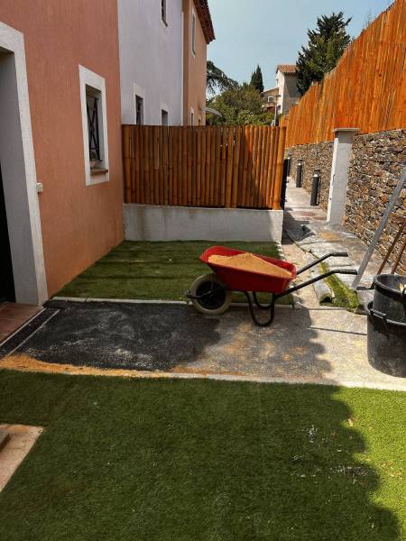 Reprise de la pose d'un gazon synthétique dans un jardin au Revest près de Toulon
