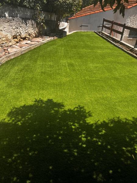 Installation d'un gazon synthétique sur une surface de 40 m2