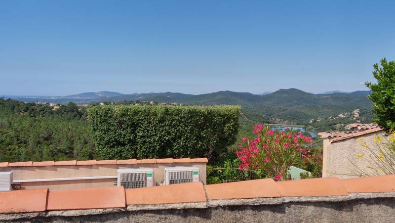Taille douce d’un arbre chêne liège dans un jardin à La Londes les Maures proche de Hyères 83