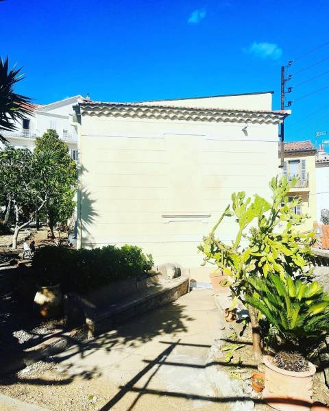 Faire appel à un jardinier professionnel pour abattre un arbre cyprès dans un jardin à Toulon près de Hyères